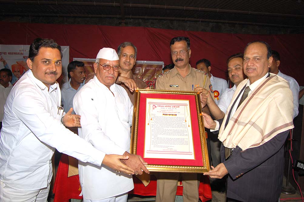 डॉक्टर भंडारी यांना त्यांच्या वैद्यकीय सामाजिक कार्याचा गौरव विविध संघटनेच्या माध्यमातून केला गेला आहे_२
