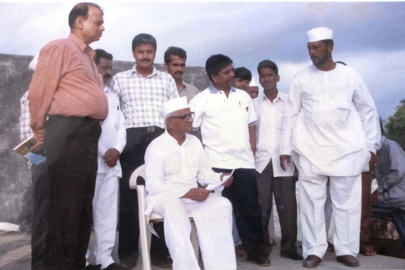 आंतरराष्ट्रीय कीर्तीचे सामाजिक कार्यकर्ते अण्णा हजारे यांच्याबरोबर डॉक्टर शाळीग्राम भंडारी आपल्या मावळातील प्रश्नांवरवर चर्चा करताना