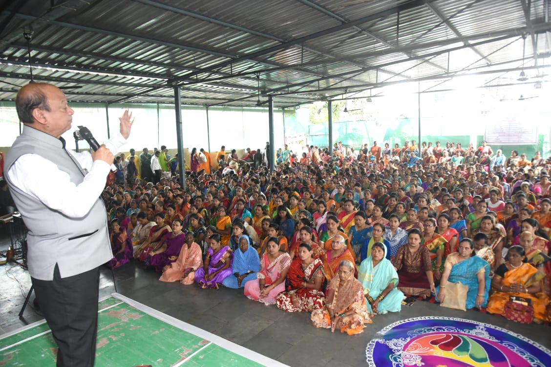 समाज प्रबोधन करताना डॉक्टर भंडारी_१