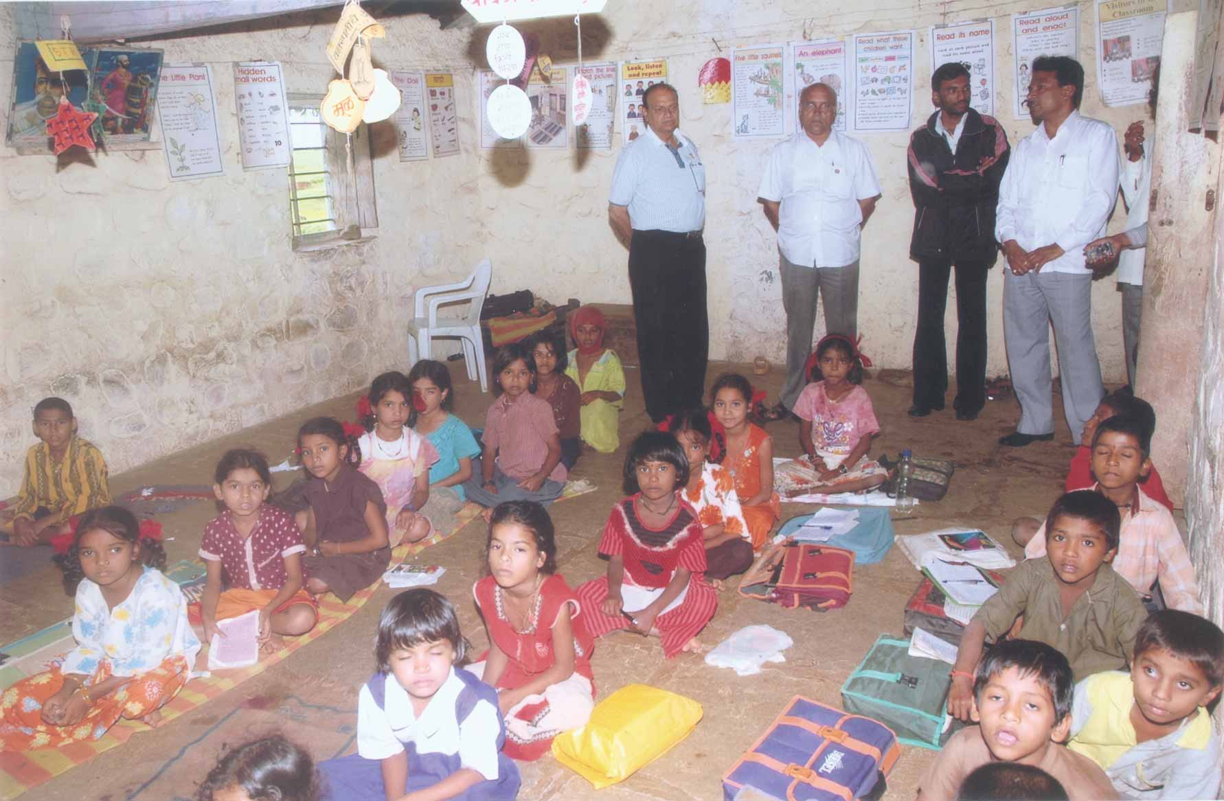 गरीब-मुलांच्या-प्रश्नांकडे-ही-तेवढ्याच-तन्मयतेने-पाहताना-डॉक्टर-भंडारी
